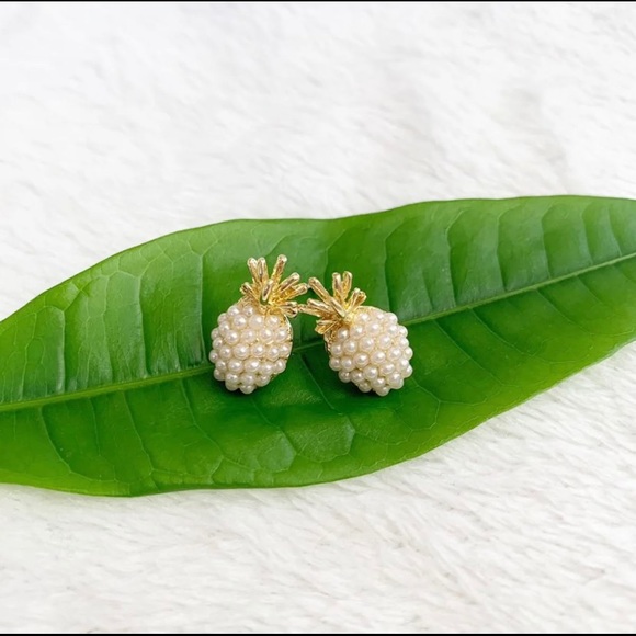 🌵 Pearl & Gold Pineapple Earrings - Picture 2 of 6